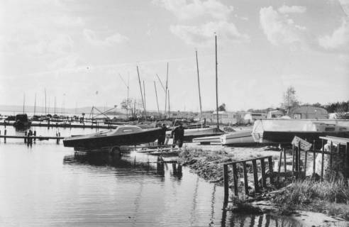 ARH Slg. Bartling 1208, Nordufer, am Campingplatz Mardorf wird ein Boot auf einem Trailer rückwärts zu Wasser gelassen, Steinhuder Meer, um 1970