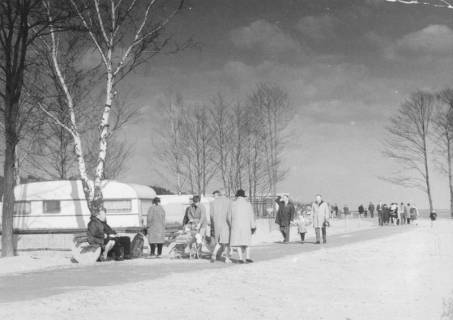 ARH Slg. Bartling 1212, Nordufer, zahlreiche Spaziergänger in winterlicher Kleidung auf dem Uferweg am Campingplatz Mardorf in leicht verschneitem Gelände, Steinhuder Meer, 1969