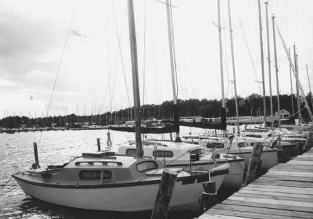 ARH Slg. Bartling 1216, Am Bootssteg liegende Kajütboote, Blick vom Steg über die Boote auf das Ufer, Steinhuder Meer, um 1970