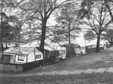 ARH Slg. Bartling 1220, Nordufer, Campingzelte mit Wohnwagen am Seeufer zwischen Laubbäumen mit nach unten führender Treppe (vor der Übernahme durch den Großraum), Steinhuder Meer, 1974