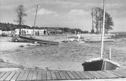 ARH Slg. Bartling 1222, Nordufer, Campingplatz Mardorf, Café Seestern, Segelboot auf dem Trailer am Seeufer vor dem Einsatz ins Wasser, Steinhuder Meer, 1971