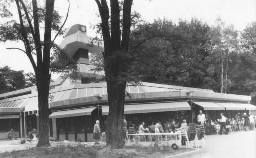 ARH Slg. Bartling 1224, Nordufer, Restaurant Weisse Düne (eröffnet 1976) von Südwesten, Totale, vorn die von Gästen belebte Terrasse, Steinhuder Meer, 1976