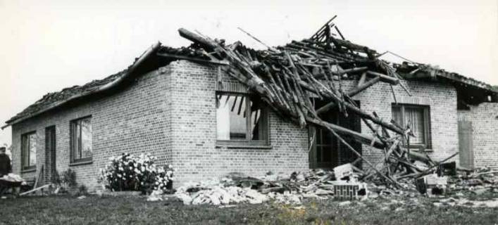 ARH Slg. Bartling 1226, Sturmschaden in Borstel, Neubau eines Einfamilienhauses mit eingestürztem Dach, Ansicht aus der Froschperspektive, Borstel, 1969