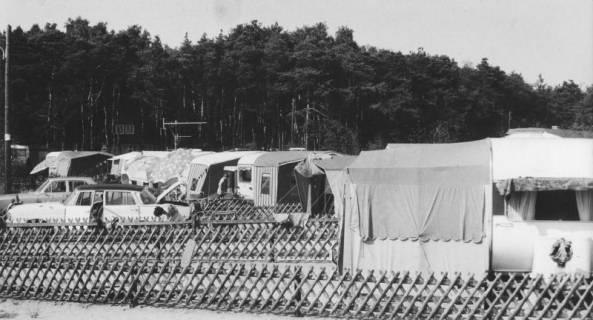 ARH Slg. Bartling 1228, Camping-Platz Mardorf, mit Jägerzaun eingezäunte Campingwagen mit Vorzelt, Steinhuder Meer, um 1970