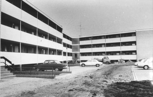 ARH Slg. Bartling 1237, Nordufer, bis auf die Außenanlage fertig gestellter Neubau von Appartments, Rückseite, Rote-Kreuz-Straße 33 (Bau 1970 begonnen), Steinhuder Meer, Mardorf, 1972
