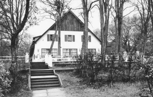 ARH Slg. Bartling 1245, Nordufer, das alte Badehotel am Weissen Berg, Giebelansicht, Seeseite, Steinhuder Meer, 1974