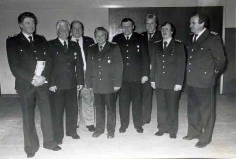 ARH Slg. Bartling 1250, Gruppenbild mit acht verdienten Feuerwehrmännern in Uniform (einer in Zivil), Borstel, um 1975