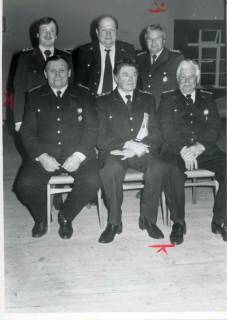 ARH Slg. Bartling 1251, Gruppenbild mit sechs verdienten Feuerwehrwehrmännern in Uniform aus Borstel, drei stehend, drei sitzend, um 1975