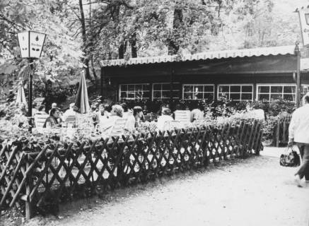 ARH Slg. Bartling 1255, Nordufer, Gaststätte Alte Moorhütte, mit Jägerzaun abgetrennter Außenbereich mit Gästen, Steinhuder Meer, um 1970