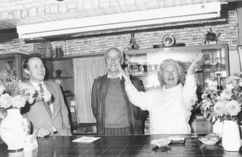 ARH Slg. Bartling 1263, Nordufer, Gaststätte Bannsee, die Wirtin, Frau Heller, bekommt elektrisches Licht, das sie mit erhobenen Händen begrüßt, Steinhuder Meer, um 1980