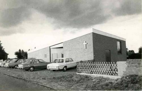 ARH Slg. Bartling 1265, Einweihung der neuen Friedhofskapelle, Ansicht von der Straßenseite, Borstel, 1974