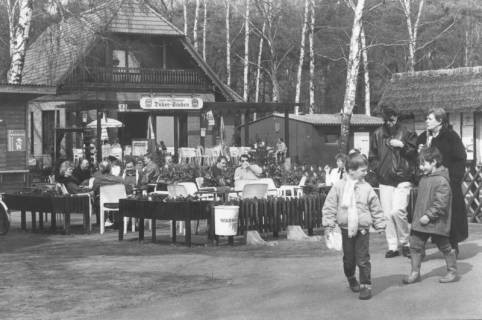 ARH Slg. Bartling 1268, Nordufer, Restaurant Düker-Stuben, Blick vom Weg über den gut frequentierten Biergarten auf die Giebelseite, Steinhuder Meer, um 1980