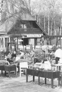 ARH Slg. Bartling 1269, Nordufer, Restaurant Düker-Stuben, Blick vom Weg über den gut frequentierten Biergarten auf die Giebelseite, Steinhuder Meer, um 1980