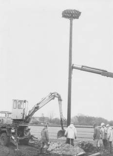 ARH Slg. Bartling 1271, Meerbruchwiesen, Kräheninsel, Errichtung einer Nisthilfe für einen Storch, Aufstellung des Mastes, Steinhuder Meer, um 1980