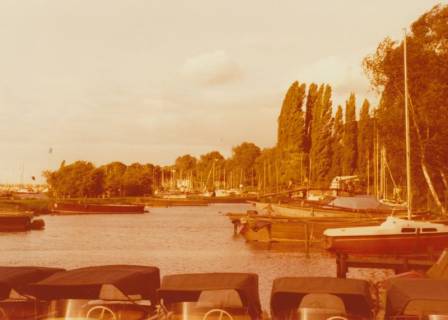 ARH Slg. Bartling 1275, Bootshafen an Pier 82, im Vordergrund diverse Tretboote, Steinhuder Meer, Steinhude, um 1980