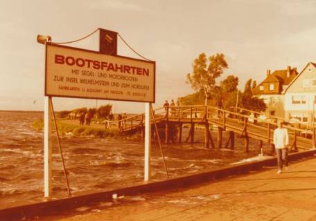 ARH Slg. Bartling 1276, Werbeschild für Bootsfahrten am Pier 82, rechts die Hafendamm-Brücke, Steinhuder Meer, Steinhude, um 1980