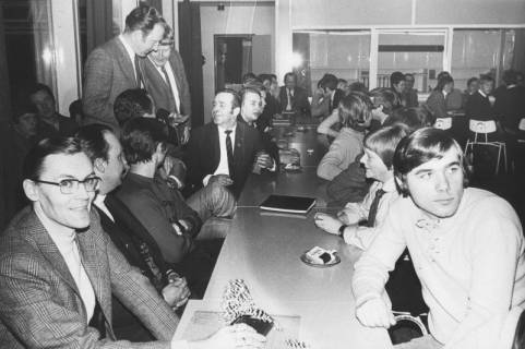 ARH Slg. Bartling 1280, Tagung des DRK im Therapiezentrum, Blick über die Teilnehmer, die rechts und links an einem Tisch sitzen, Mardorf, 1971