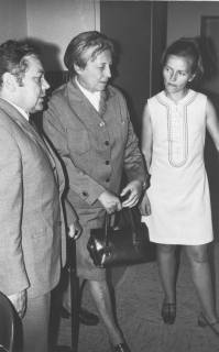 ARH Slg. Bartling 1285, Besuch der Freifrau von Knigge (Mitte) in Begleitung von Dr. Gottfried Motzheim (li.) und einer jungen Frau im Therapiezentrum des DRK, Mardorf, 1971