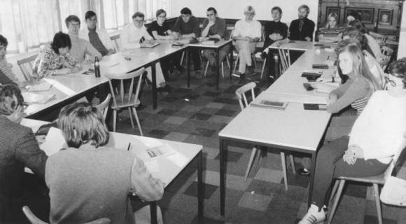 ARH Slg. Bartling 1286, Theoretischer Unterricht für Jugendliche, die an im Karree aufgestellten Tischen sitzen im Therapiezentrum des DRK, Mardorf, 1971