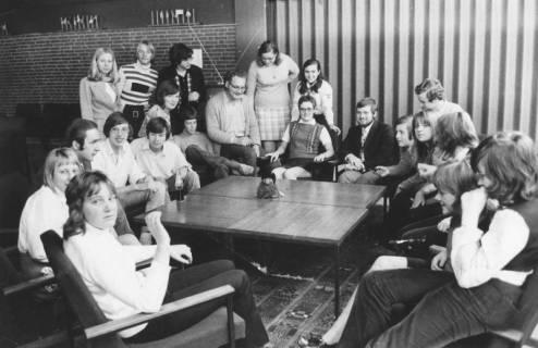 ARH Slg. Bartling 1287, Pause eines Lehrgangs für Jugendliche, die rund um einen quadratischen Tisch in Sesseln sitzen im Therapiezentrum des DRK, Mardorf, 1971