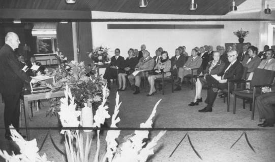 ARH Slg. Bartling 1292, Feierliche Einweihung, Rede des Ministerpräsidenten Georg Diederichs am mit Blumen geschmückten Pult (li.), rechts sitzend die Gäste im Therapiezentrum des DRK, Mardorf, 1971