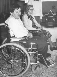 ARH Slg. Bartling 1297, Zwei ältere Damen im Rollstuhl im Altenheim, Nöpke, um 1970