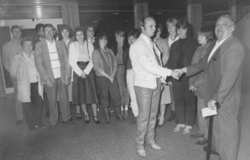 ARH Slg. Bartling 1298, Dr. Gottfried Motzheim (re.) begrüßt eine gemischte Gruppe von jüngeren Leuten im Therapiezentrum des DRK, Mardorf, um 1970