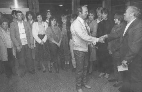 ARH Slg. Bartling 1299, Dr. Gottfried Motzheim (re.) begrüßt eine gemischte Gruppe von jüngeren Leuten im Therapiezentrum des DRK, Mardorf, um 1970