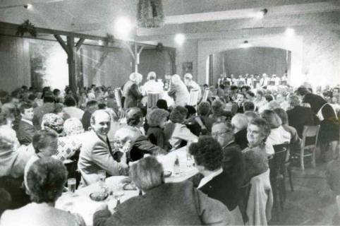 ARH Slg. Bartling 1308, "Talk up Platt" im Saal des Gasthauses Küster (?), Podiumsdiskussion inmitten von zahlreichen Zuhörern, die an langen Tischen sitzen, Mandelsloh, um 1985