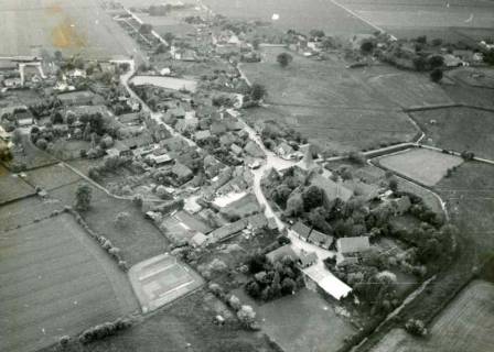 ARH Slg. Bartling 1314, Luftbildaufnahme Ortsteil In der Wiek, Schrägaufnahme, Blick von Südosten, Mandelsloh, 1984
