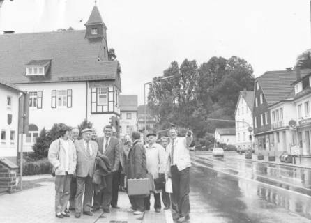 ARH Slg. Bartling 1322, Delegation aus Neustadt a. Rbge. als Teilnehmer einer Stadtführung, darunter der städtische Angestellte Gerhard Bednarski (2. von li.) und der Bürgermeister Henry Hahn (3. von li.), Bergneustadt, um 1980