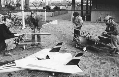 ARH Slg. Bartling 1328, Ausstellung von Flugmodellen im FZZ, auf dem Vorplatz des FZZ werden einige motorisierte Modelle Besuchern praktisch vorgestellt, Neustadt a. Rbge., 1972