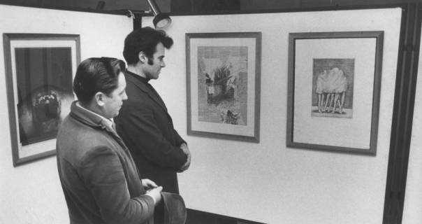 ARH Slg. Bartling 1331, Ausstellung von Bildern im FZZ, zwei Männer betrachten drei Bilder an zwei Stellwänden, Neustadt a. Rbge., 1972