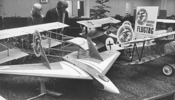 ARH Slg. Bartling 1341, Die Modellbaugruppe "Leinepark" zeigt einige Flugzeugmodelle im Schalterraum der Kreissparkasse aus Anlass des Großen Modell-Flugtags, Neustadt a. Rbge., 1973