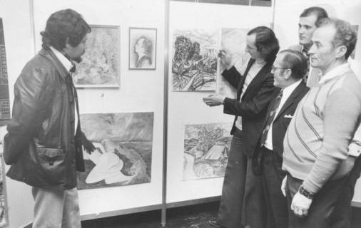 ARH Slg. Bartling 1345, Der Maler Josko Plazonic (links) stellt seine Werke vier Personen vor, Neustadt a. Rbge., 1974