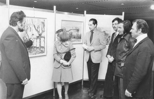 ARH Slg. Bartling 1348, Ein bildender Künstler aus Belgrad präsentiert fünf Personen seine Gemälde, Neustadt a. Rbge., 1974