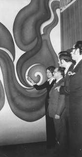 ARH Slg. Bartling 1350, Die Künstlerin Matthies-Pawlowsk präsentiert drei Männern ihr Wandbild im neuen Sozialgebäude des Überlandwerkes, Neustadt a. Rbge., 1973