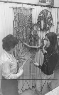 ARH Slg. Bartling 1353, Zwei Frauen präsentieren mehrere Wandbehänge in Makramee, Neustadt a. Rbge., 1974