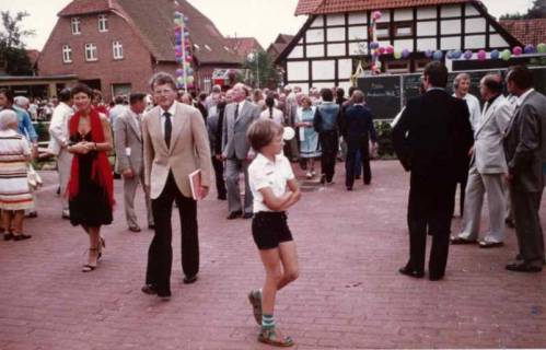 ARH Slg. Bartling 1359, Straßenfest mit Bürgermeister Fritz Temps (im Vordergrund), Mandelsloh, 1981
