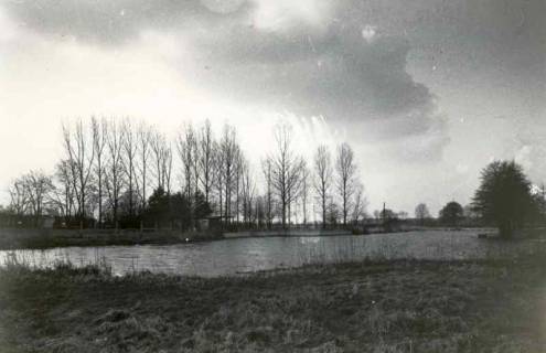 ARH Slg. Bartling 1366, Franzsee-Bad im Winter, Blick über das Wasser auf die entlaubten Bäume am gegenüberliegenden Ufer, Mandelsloh, um 1975