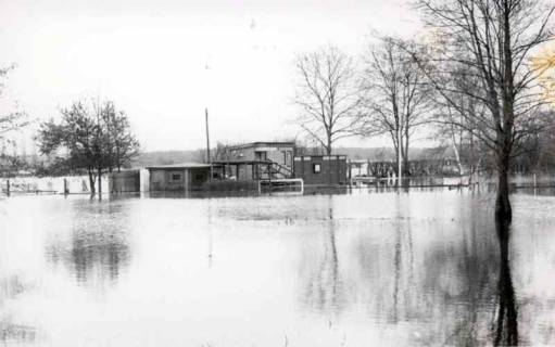 ARH Slg. Bartling 1367, Franzsee-Bad im Winter, Blick über die vom Hochwasser überschwemmte Anlage auf die Funktionsgebäude, Mandelsloh, um 1975