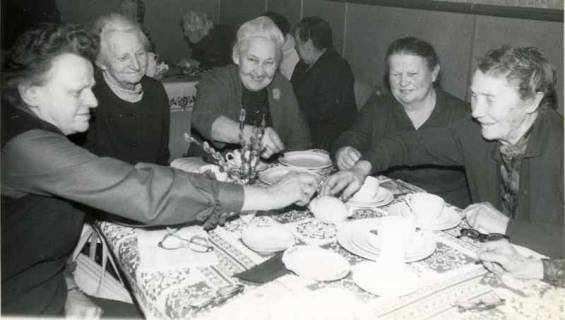 ARH Slg. Bartling 1368, Altenclub, fünf ältere Damen beim frohen Zusammensein sitzend und spielend am Kaffeetisch im Gasthaus Küster, Mandelsloh, 1969