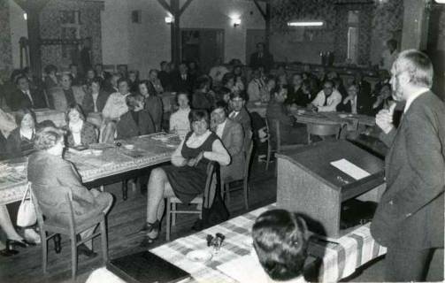 ARH Slg. Bartling 1372, Vortrag des Niedersächsischen Kultusministers Peter von Oertzen (SPD) im Saal des Gasthauses Küster, Mandelsloh, 1972