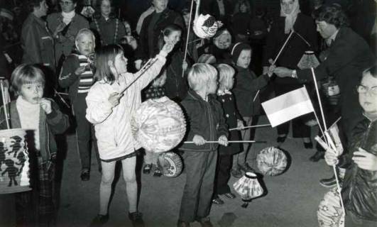 ARH Slg. Bartling 1376, Kinder (mit mütterlicher Begleitung im Hintergrund) beim winterlichen Laternenumzug, Mandelsloh, 1972