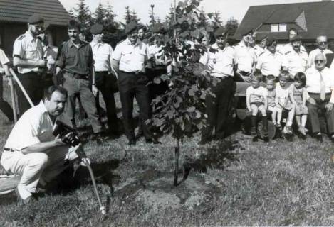 ARH Slg. Bartling 1383, Gruppenbild von Soldaten der Patenkompanie, die an einer Baumpflanzaktion teilnehmen, Mandelsloh, um 1975