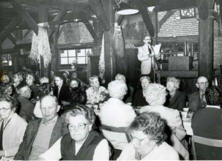 ARH Slg. Bartling 1386, Mitgliederversammlung der DRK-Rettungswache Neustadt a. Rbge. an Kaffeetafel sitzend in der Zehntscheune, Amedorf, 1986