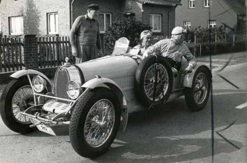 ARH Slg. Bartling 1394, Oldtimerrallye durch Mandelsloh, Bugatti Typ 35 (Baujahr ca. 1928) mit zwei Mann Besatzung vor dem Haus eines staunenden Mannes, Mandelsloh, 1972