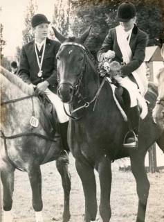 ARH Slg. Bartling 1399, Pferdezuchtverein, Hengst Adorno mit Reiterin zwischen anderen Pferden auf dem Reitplatz, Entgegennahme eines Blumengebindes, Mandelsloh, um 1970