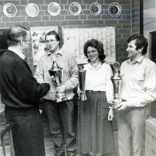ARH Slg. Bartling 1407, Schützenverein, Überreichung eines Pokals an eine Frau und an zwei Männer durch den 1. Vorsitzenden Armbrecht, Amedorf, um 1980