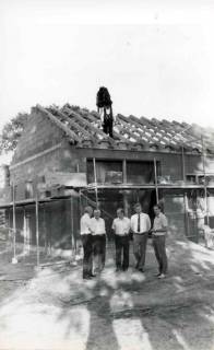 ARH Slg. Bartling 1415, Feuerwehrhaus beim Richtfest, fünf Männer vor dem Haus stehend herschauend, Averhoy, 1987